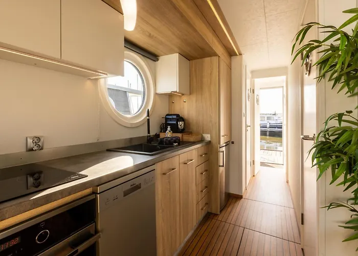 Botel Of The Houseboat - Zen