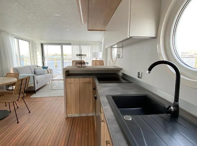 Botel Of The Houseboat - Zen