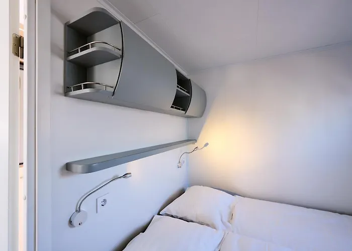 Botel Of The Houseboat - Zen